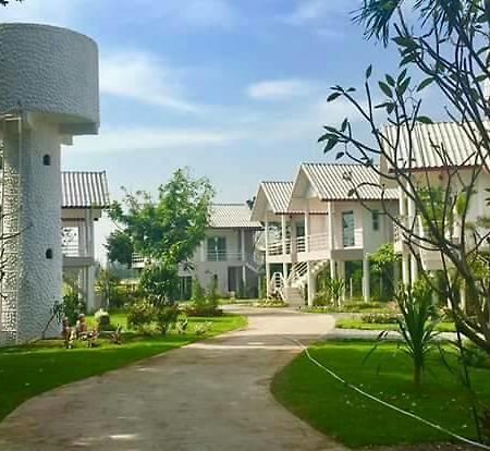 Hotel Baan Suan Geb Tawan Lop Buri Exterior foto